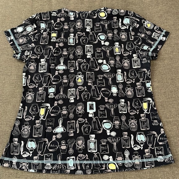 💰3 items for $25 🏷 Koi by Kathy Peterson Perfume Bottles Scrub Top sz Small - Picture 2 of 9